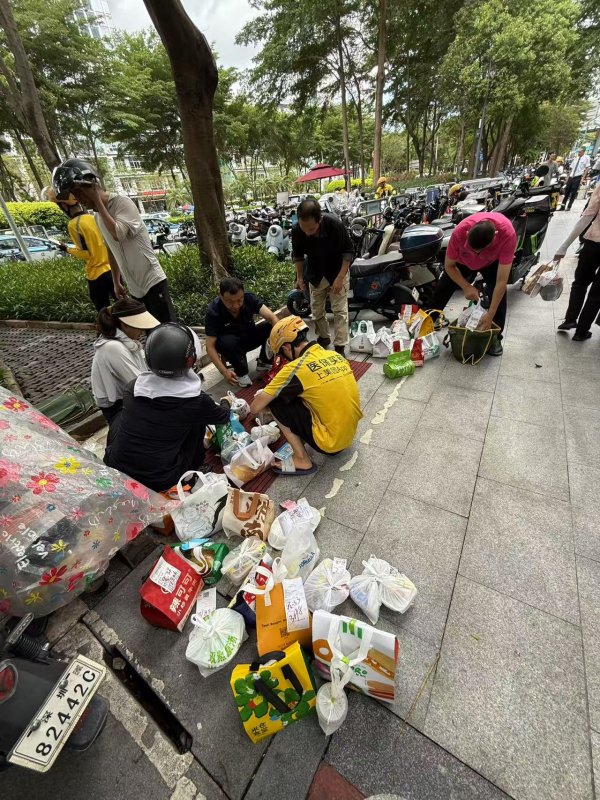 配资服务平台 阿姨代外卖小哥跑楼，要睁只眼闭只眼吗？